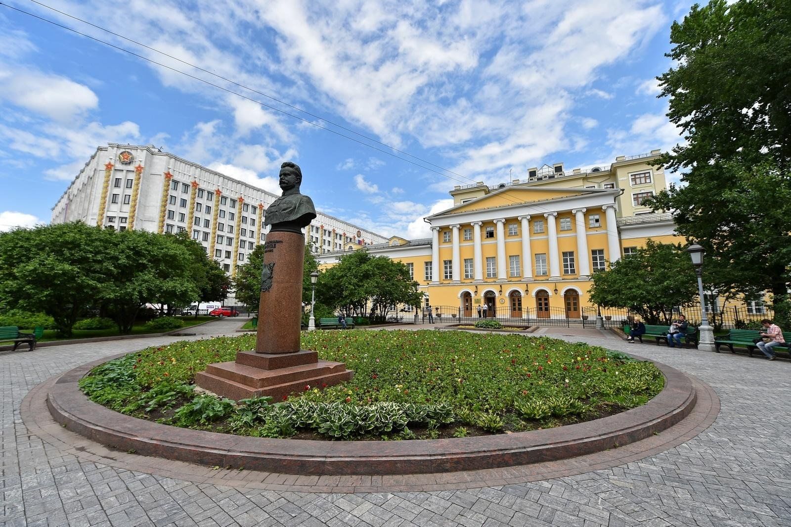 Памятник гнесиной. Училище Гнесиных Москва. Московская консерватория имени Гнесина. Гнесинка Академия Москва. Музыкальная Академия имени Гнесиных Москва.